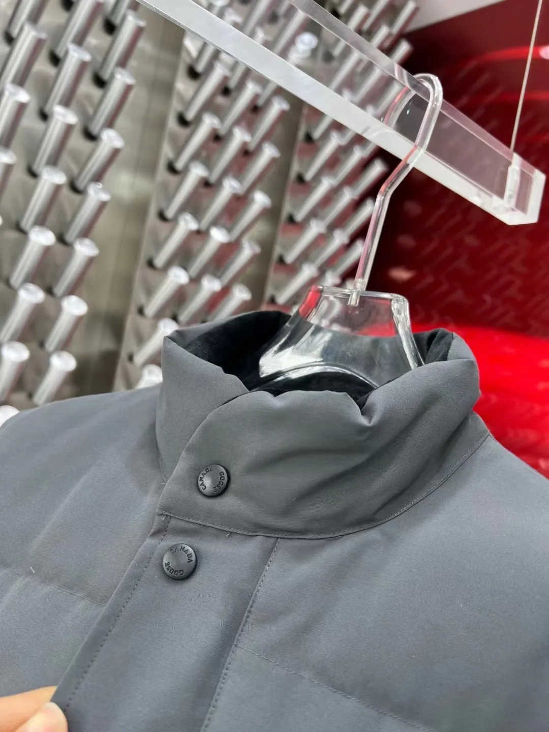 P380 Canadian brand Canada Goosex down jacket has always been recognized as the warmest down jacket. Various Instagram celebrities, Internet celebrities, and celebrities often wear it for street photos. I do Canada Goose every year, but I still can’t get rid of my love for the geese. No matter how cold the weather is, there is no need to be afraid, because there are geese! Filled with 90% white duck down, Canada Goose is the legendary warmest down jacket and is known as a must-have for Arctic outdoor sports! The most popular down jacket in the world, celebrities are rushing to buy it, it is a must-have! Same size for men and women: XS to XXL in stock😍